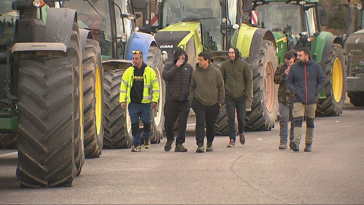 L'Informatiu - Tractorada a l'Eix Transversal contra la sobrepoblació de fauna