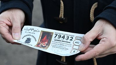 Dudas alrededor de las papeltas de la Loter�a en Villaman�n - Telediario 1 | Ver