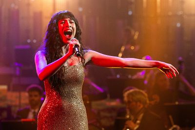 Melani interpreta "Skyfall", banda sonora de James Bond