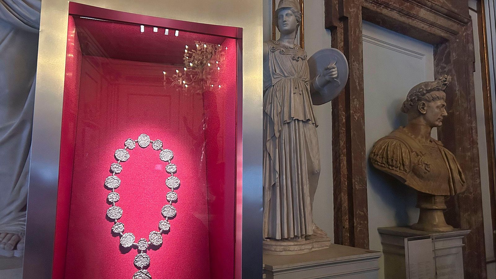 Las joyas de Cartier 'dialogan' con esculturas grecorromanas de la antigüedad en una muestra en Roma - Telediario 2 | Ver