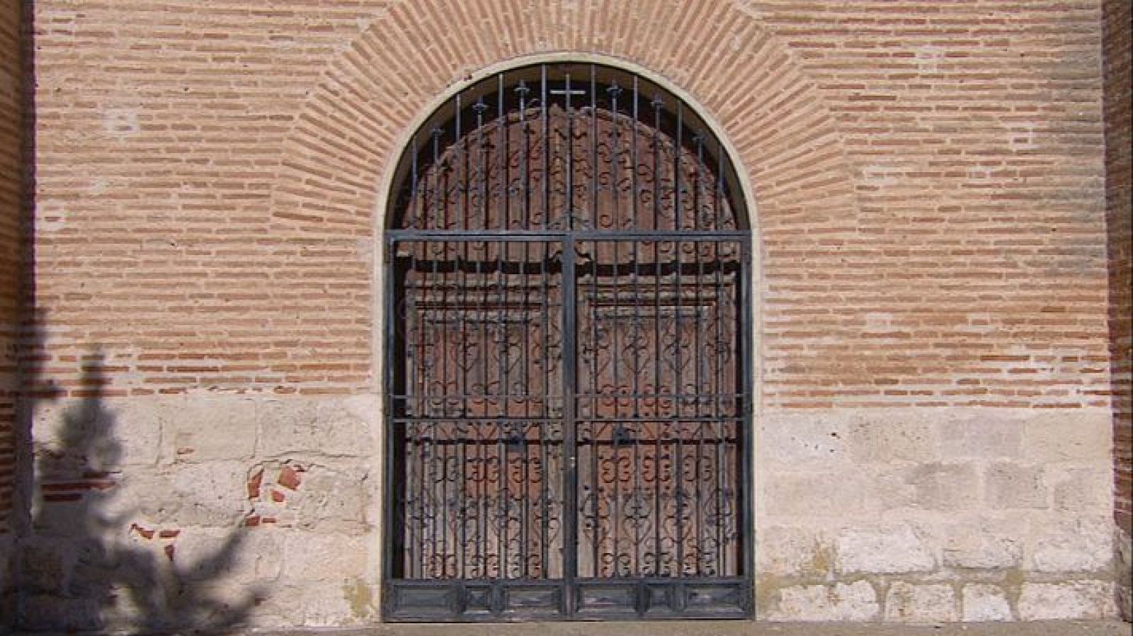 Se vende una puerta barroca, del Siglo XVI, de una iglesia - Telediario 1 | Ver