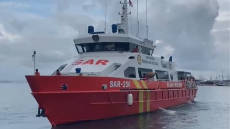 El barco de Indonesia en el que viajaba la familia española habría sido hundido por tres grandes olas seguidas e imprevisibles, según las autoridades | Ver