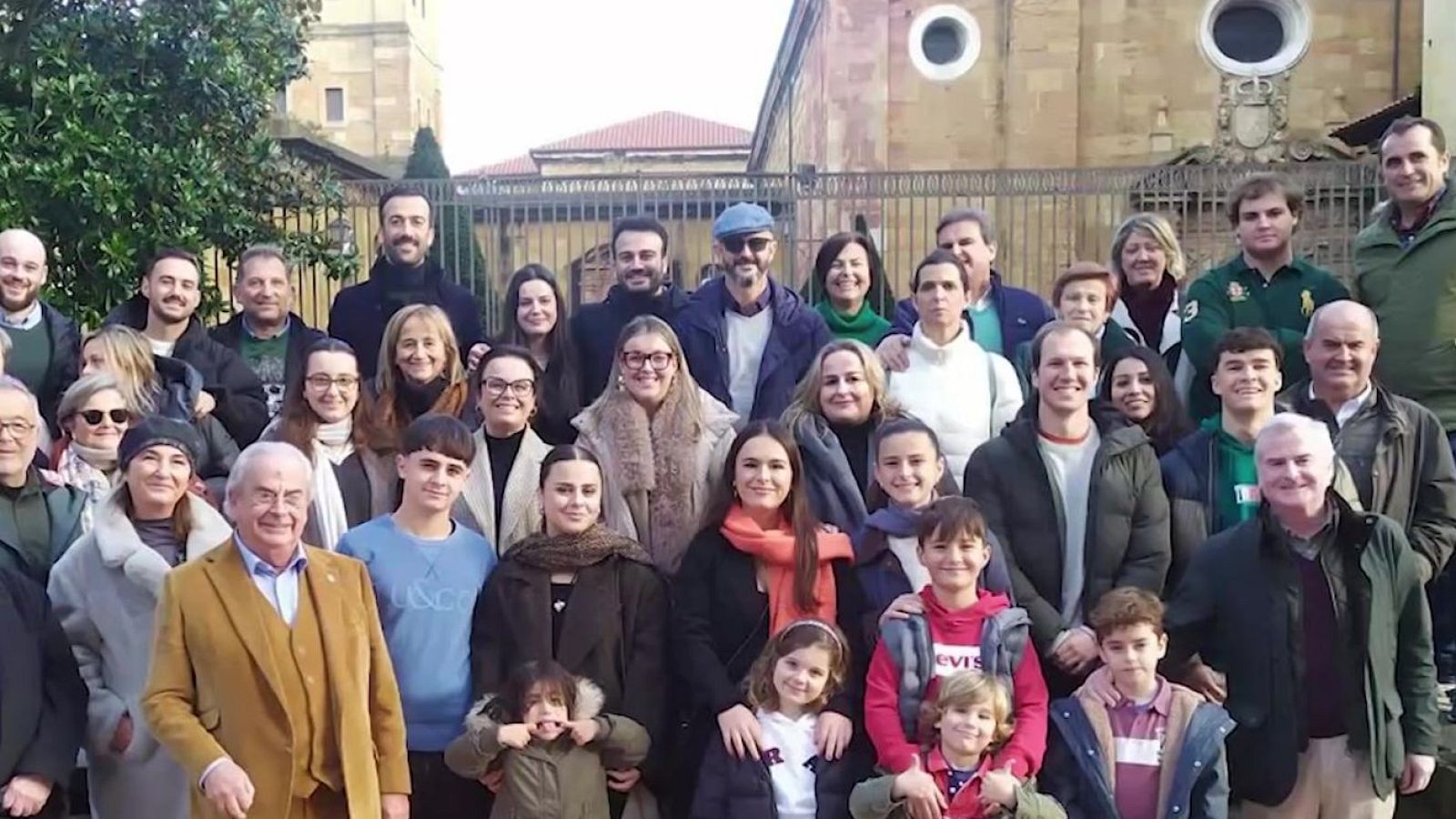 Una mesa con 48 personas por Navidad - Mañaneros 360 | Ver