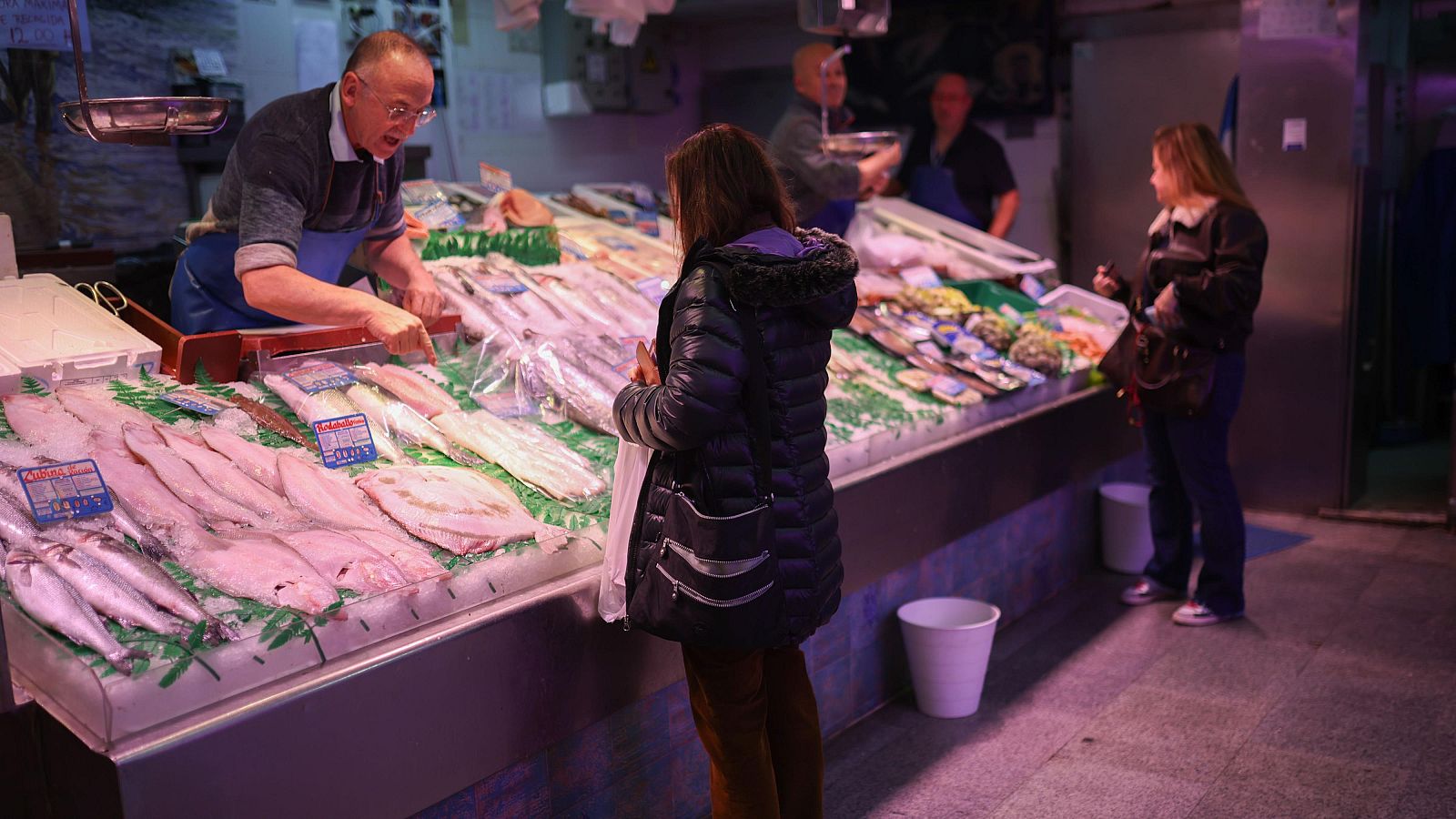 Las compras de última hora llenan los mercados en Nochevieja - Telediario 1 | Ver
