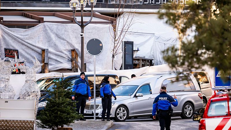 Al menos 40 muertos y un centenar de heridos tras una explosión en un bar de una estación de esquí en Suiza