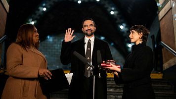 El socialista Zohran Mamdani se da un ba�o de multitudes al jurar como alcalde de Nueva York, el primero musulm�n