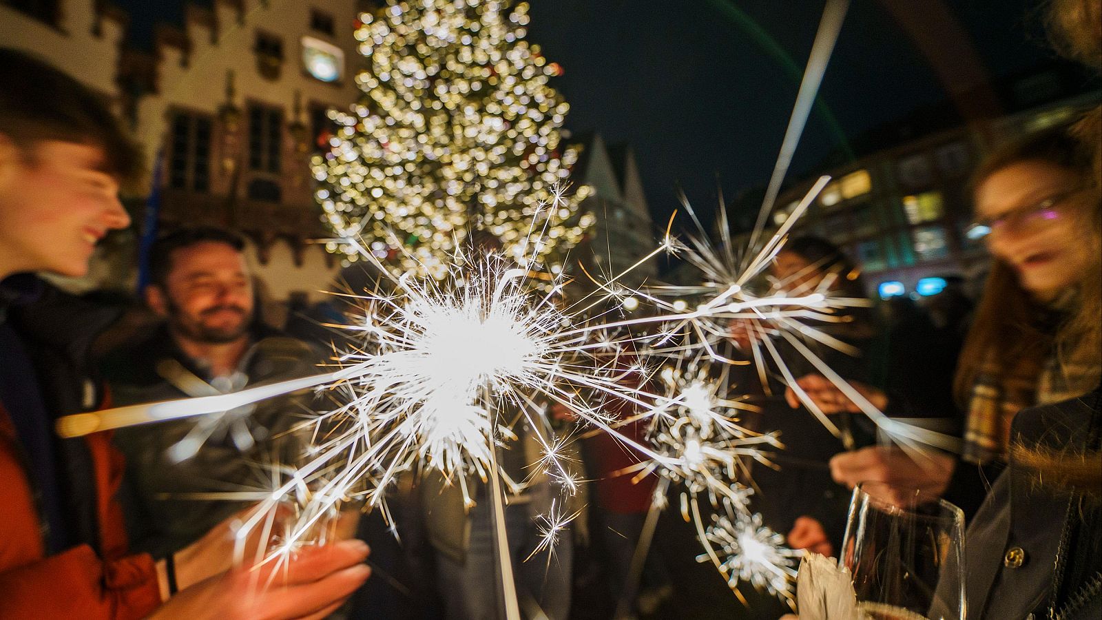 El riesgo del uso de bengalas en espacios cerrados o concurridos - Telediario 1 | Ver
