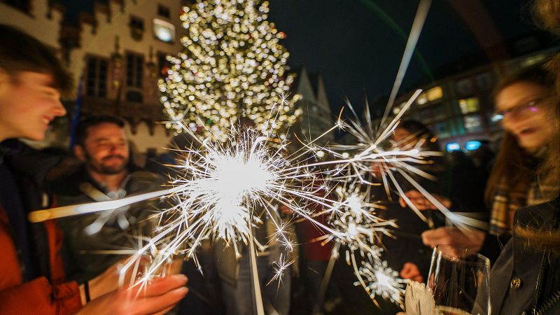 El riesgo del uso de bengalas en espacios cerrados o concurridos - Telediario 1 | Ver