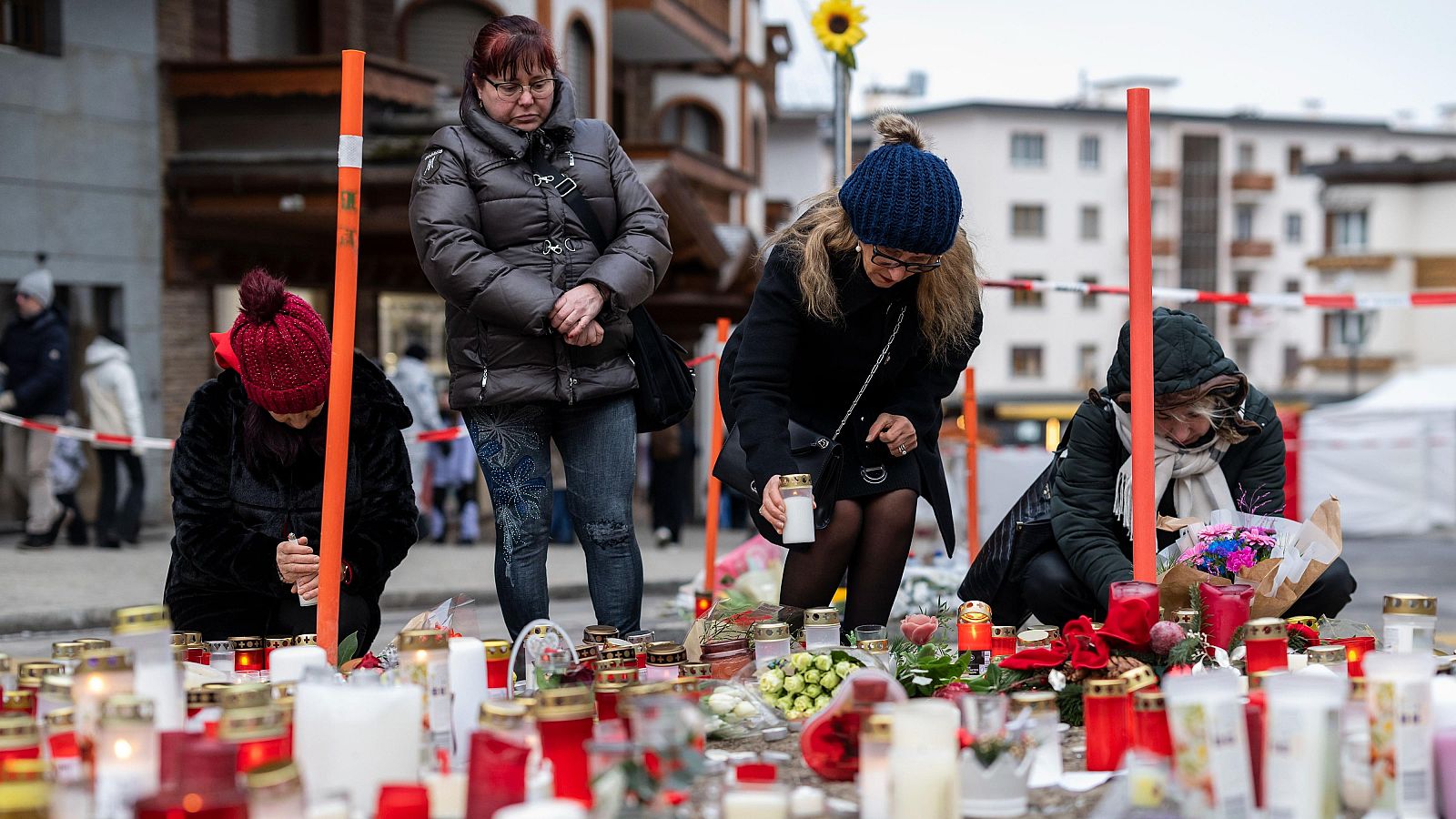 La investigación tras el incendio en Suiza apunta a bengalas como origen del suceso