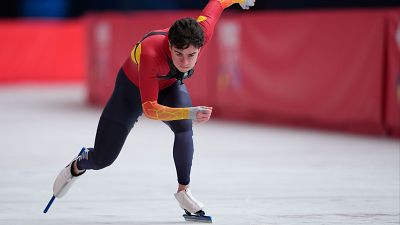 El patinador de velocidad ol�mpico Nil Llop se mira en el espejo de Marc M�rquez