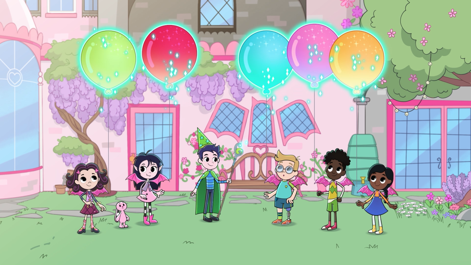 Una celebración infantil tiene lugar en un jardín, con niños y un conejo rosa como protagonistas. Globos de colores flotan sobre ellos, mientras que algunos niños lucen alas de murciélago y sombreros de mago.