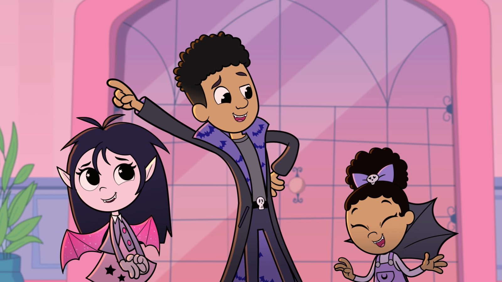 Tres personajes infantiles, un niño con abrigo negro y dos niñas, una vampiro y otra con capa de murciélago, posan sonriendo frente a una pared rosa con una puerta arqueada. El texto superior indica "Omari encuentra su ritmo" e "Isadora Moon".