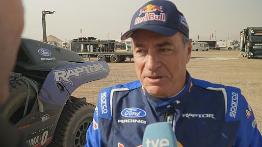 Carlos Sainz, contrariado tras sufrir dos pinchazos en la segunda etapa del Dakar: "Son dos minutos cada uno"