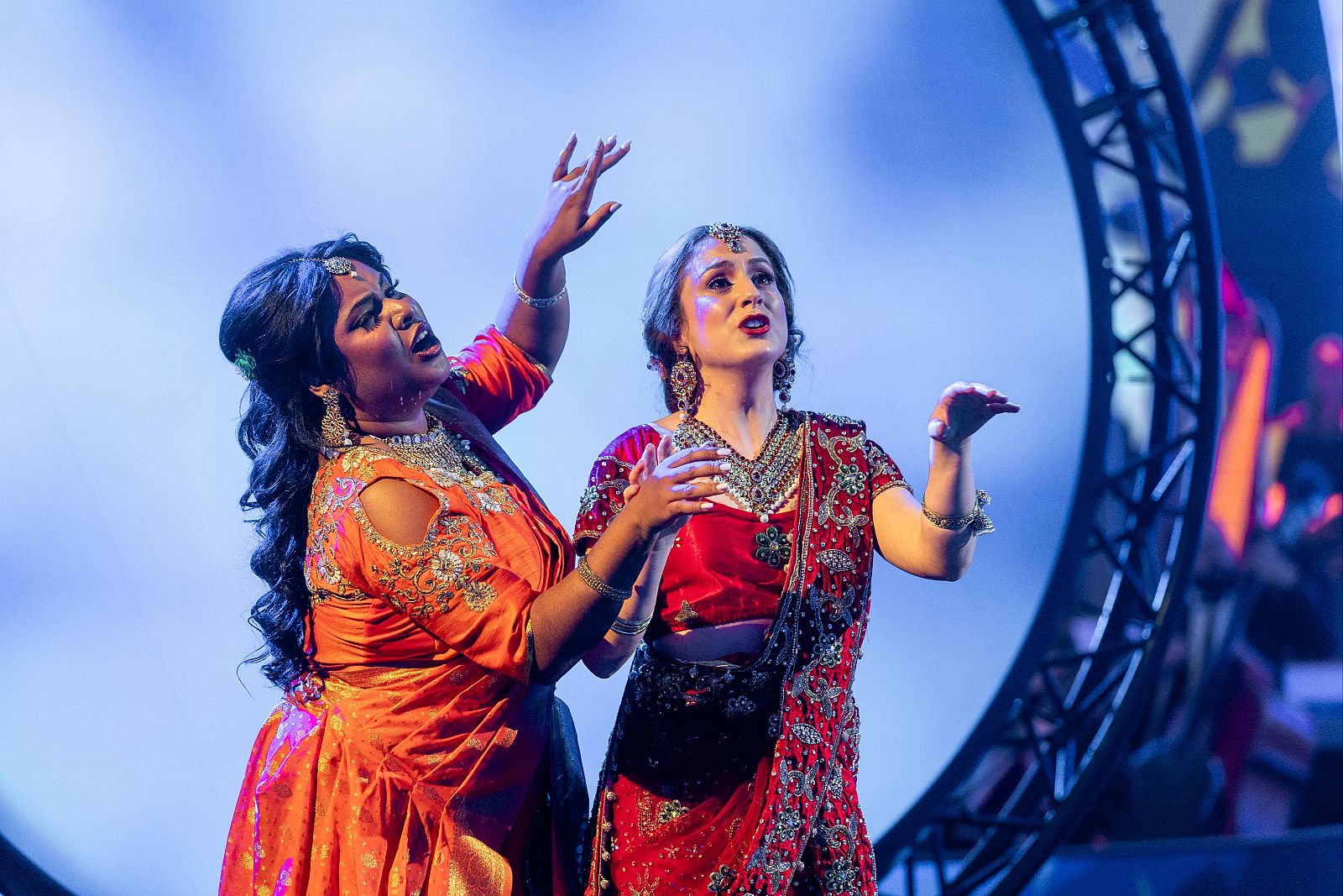 Merlyn y Carmen interpretan "El dúo de las flores" de Lakmé - Aria, locos por la ópera | Ver