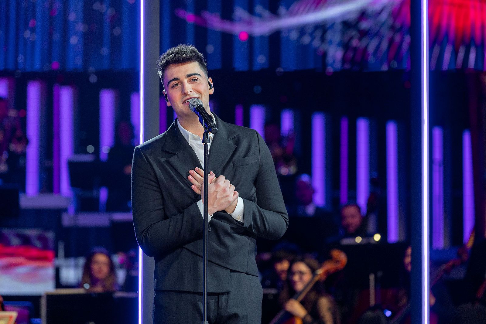 Juanjo Bona interpretó una versión de "Blanco y negro" de Malú - Aria, locos por la ópera | Ver