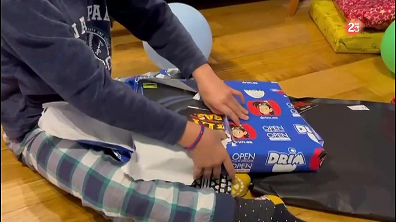 Alegria i emoció dels més menuts obrint els regals dels Reis d'Orient