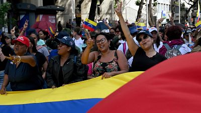 Trump asegura que Delcy Rodr�guez est� colaborando y cientos de venezolanos piden la liberaci�n de Nicol�s Maduro