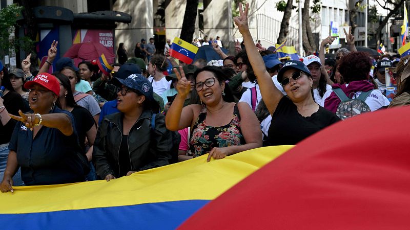 Trump asegura que Delcy Rodríguez está colaborando y cientos de venezolanos piden la liberación de Nicolás Maduro