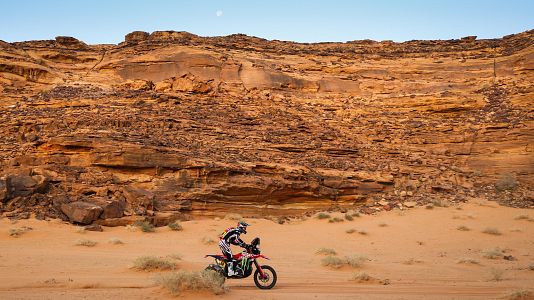 Tosha Schareina reina en el Dakar tras su victoria en el primer sector de la etapa marat�n