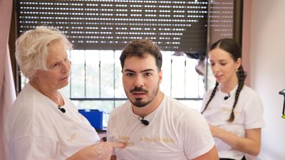 Asraf taladra la pared de la habitación de Palito y Lucía