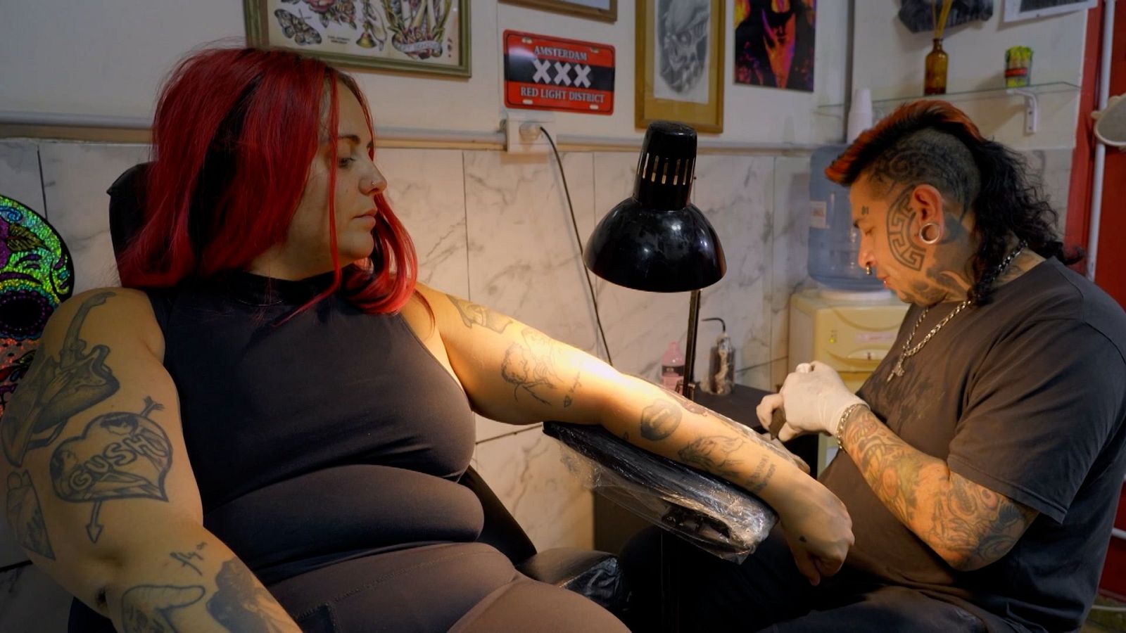 Andrea y Jedet sellan su experiencia en la piel - Hasta el fin del mundo | Ver