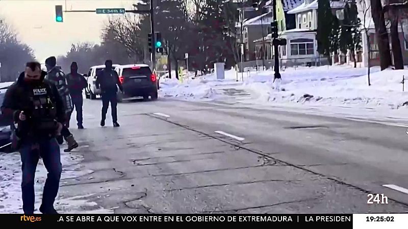 VerificaRTVE analiza los vídeos del momento en que un agente mata a tiros a una mujer en Mineápolis - Especiales informativos | Ver