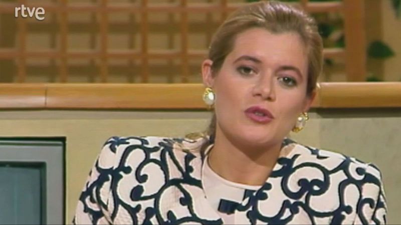 Elena Ochoa, con pendientes de perla y una chaqueta estampada, habla en un estudio de televisión con el logo de RTVE visible.