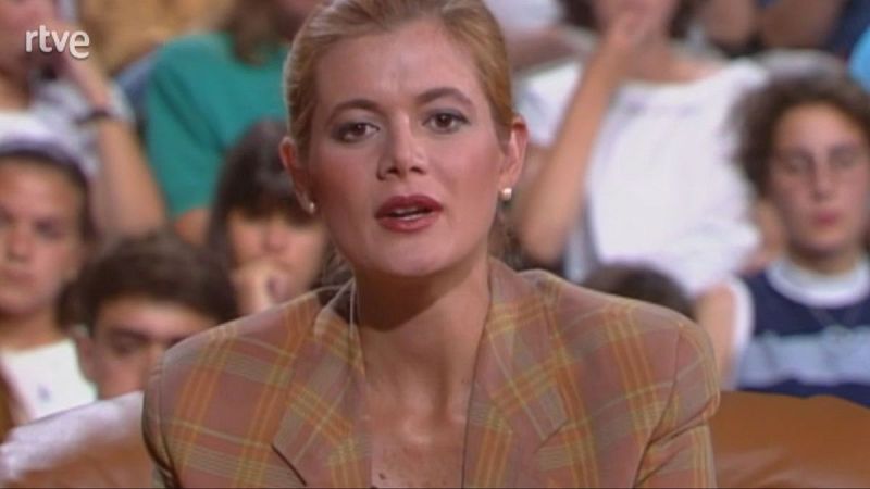 Elena Ochoa, presentadora de "Hablemos de sexo" en RTVE, con chaqueta de cuadros tartán y pendientes de perlas.