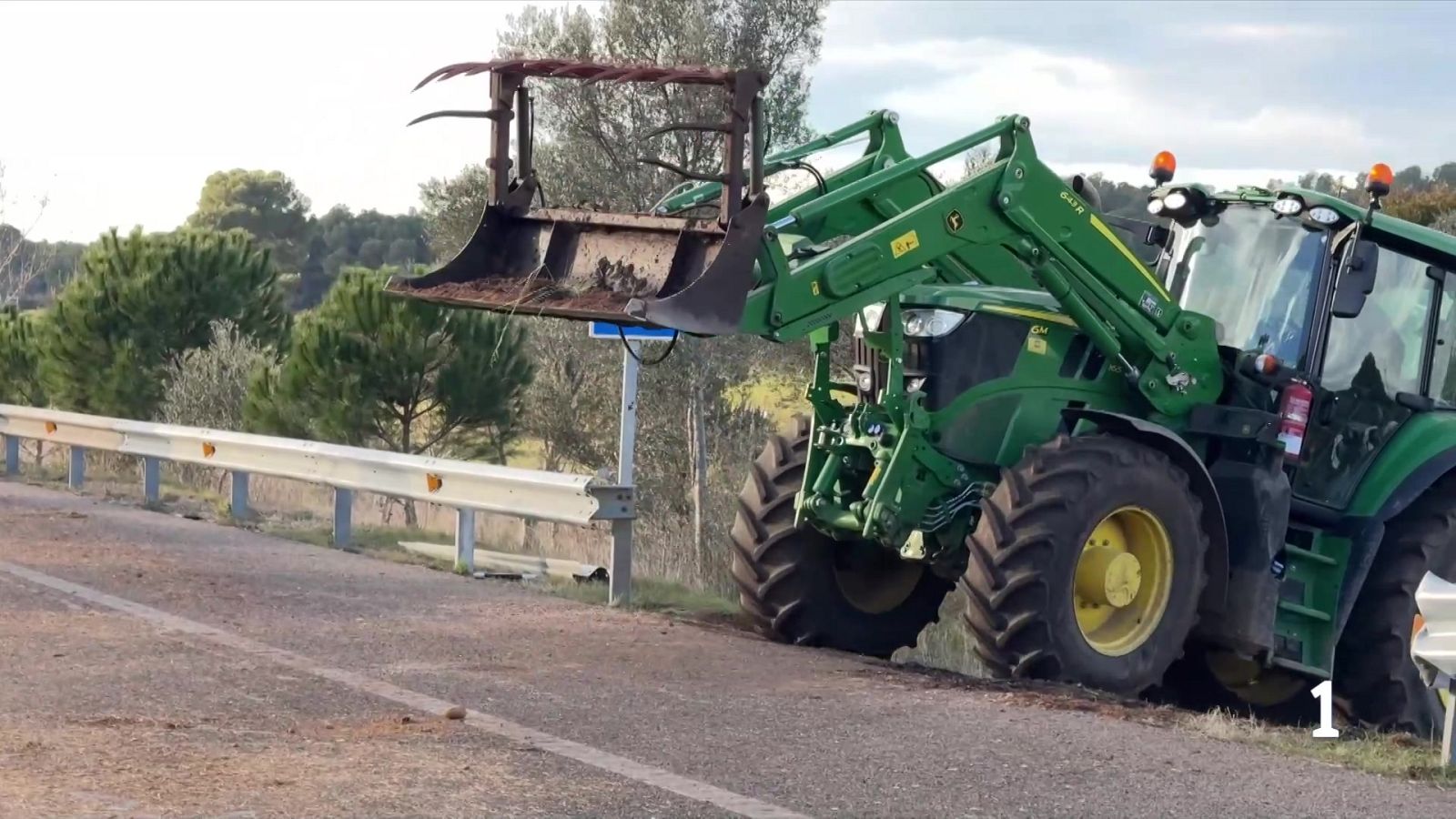 Els pagesos mantenen els bloquejos a l'AP-7, l'N‑II, el Port de Tarragona i Fondarella