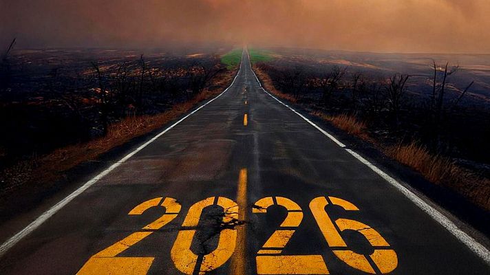Una carretera con marcas viales y el número \"2026\" pintado en amarillo sobre el asfalto agrietado, se extiende hacia el horizonte. El entorno muestra vegetación quemada y un cielo anaranjado, sugiriendo un posible incendio.