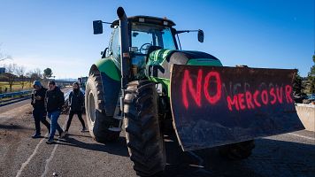 Los agricultores mantienen los cortes en varias carreteras de Catalu�a en protesta por el acuerdo UE-Mercosur