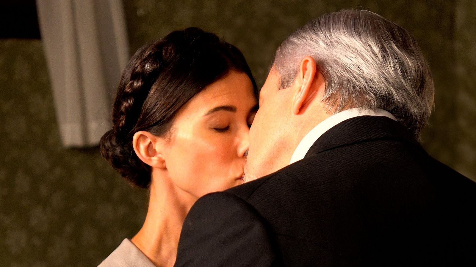 La Promesa: El inesperado beso de Cristóbal y Teresa - La promesa | Ver