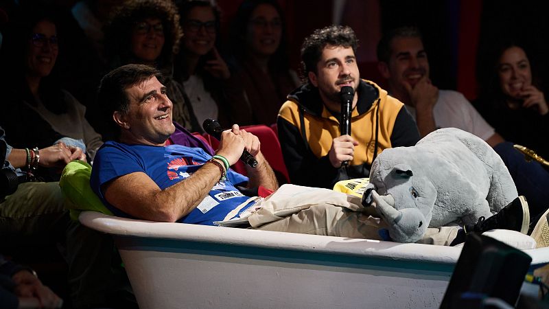 La Revuelta | La prueba del talón y el nuevo look de Broncano - La Revuelta | Ver