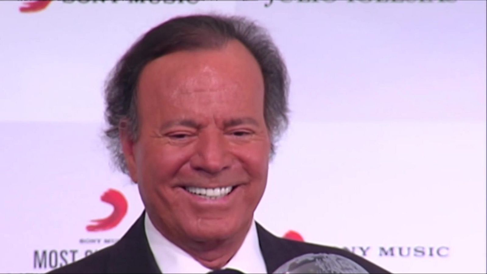 Julio Iglesias, acusado de dos agresiones sexuales | Ver