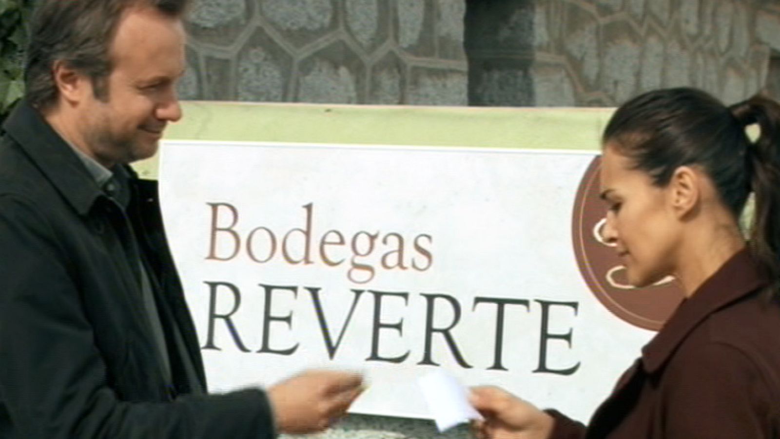 Gran Reserva - Miguel le da el cheque a Lucía | Ver