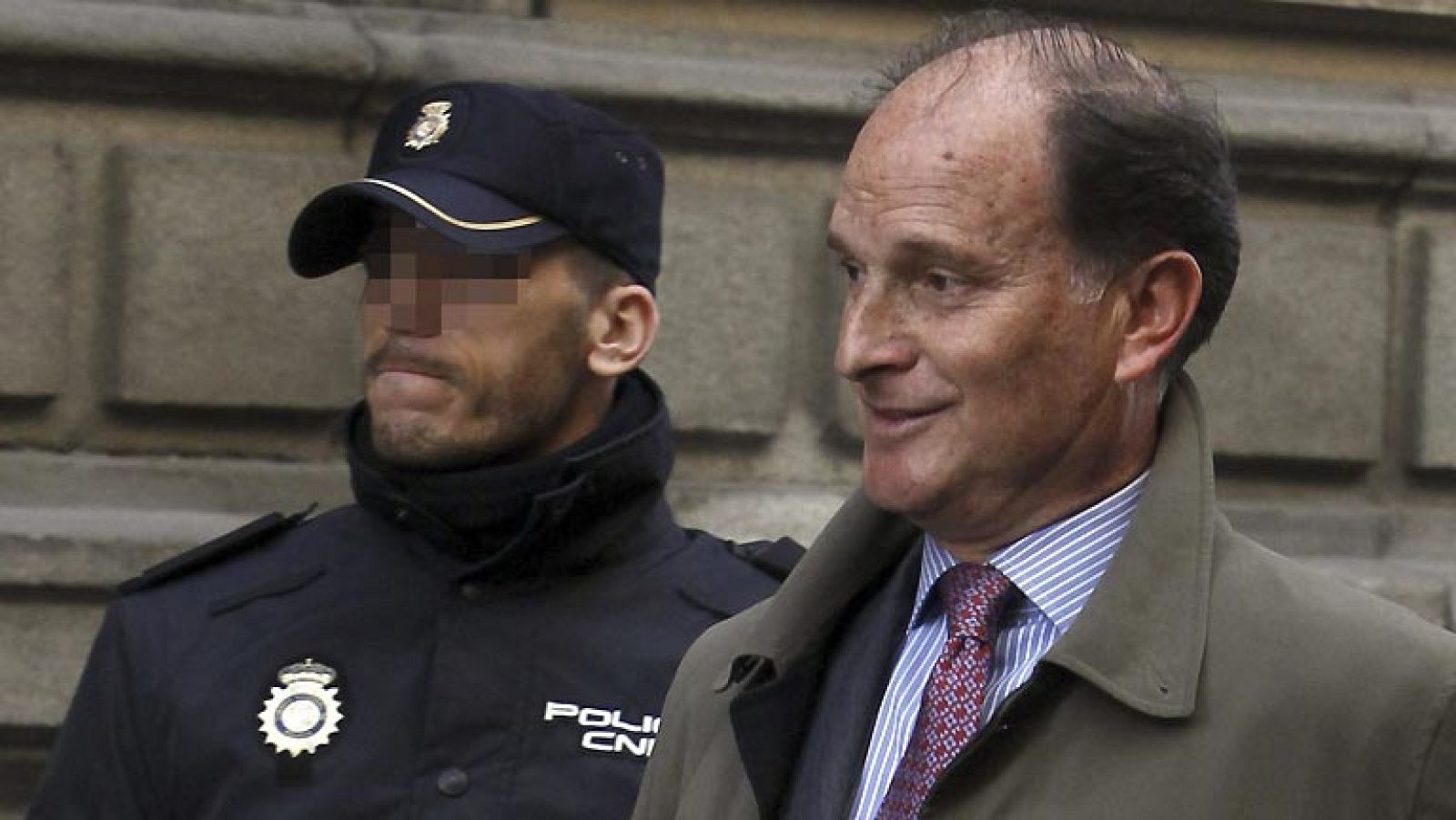 El exmarido de Ana Mato dice que la ministra es "inocente" tras negarse a declarar - Informativo 24h | Ver