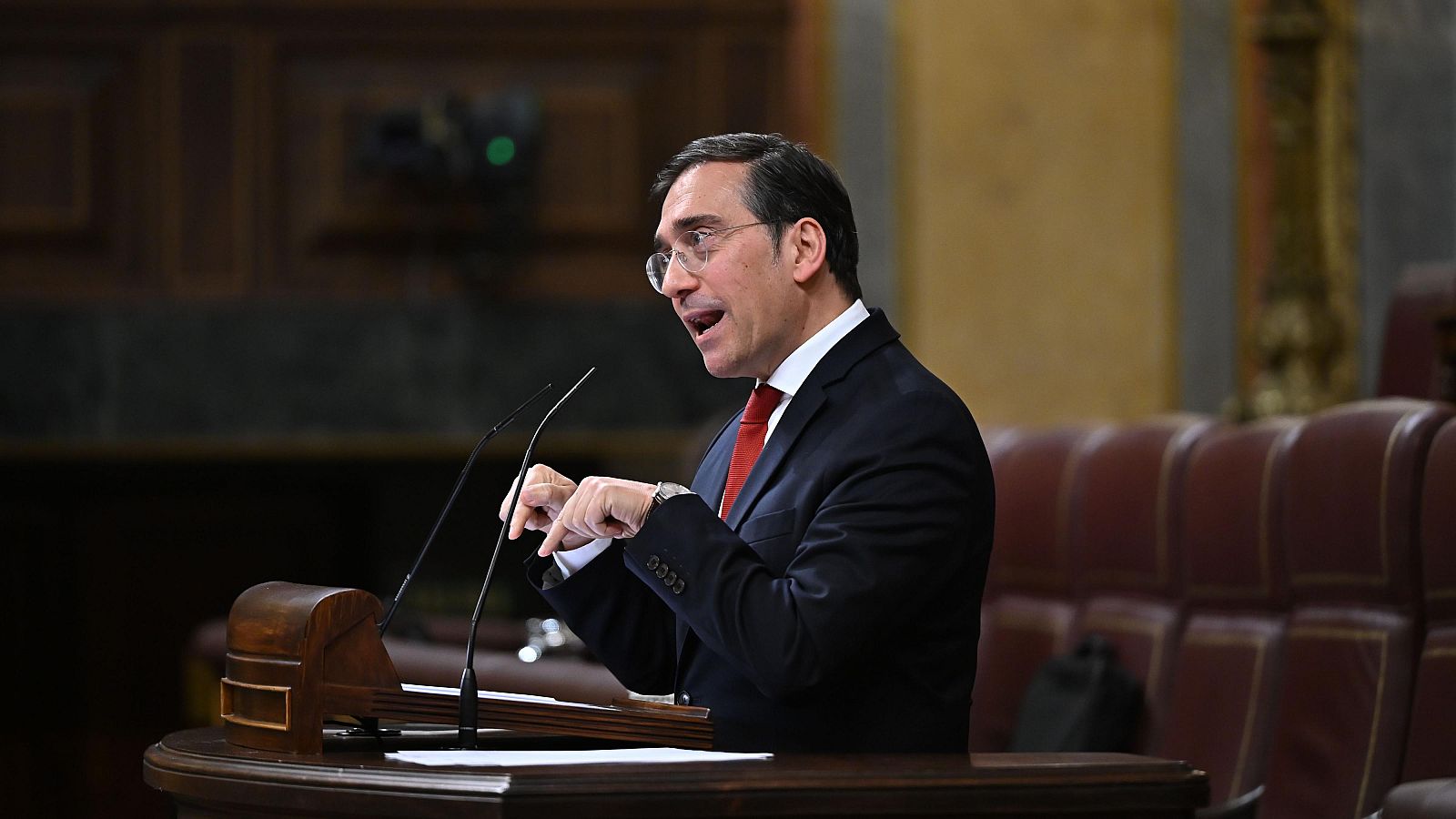 Albares rechaza una intervención de EE.UU. en Irán y dice que la solución para Venezuela no puede imponerse desde fuera