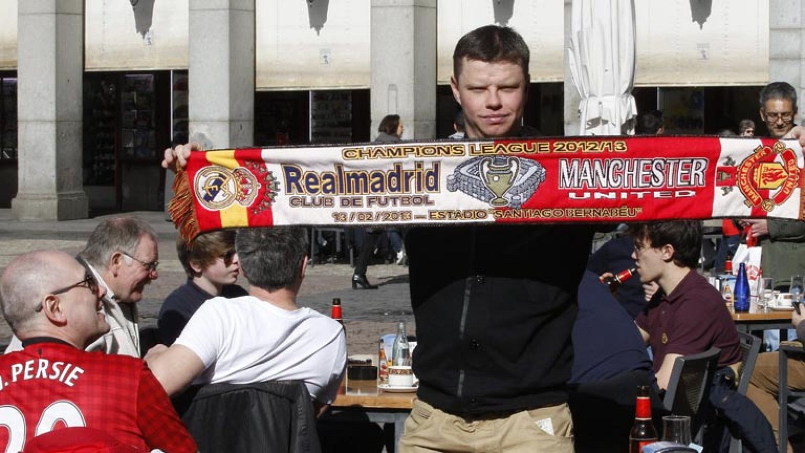 Miles de aficionados del Manchester "toman" Madrid | Ver