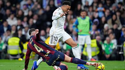 El Real Madrid toma aire ante un exigente Bernab�u a costa del Levante