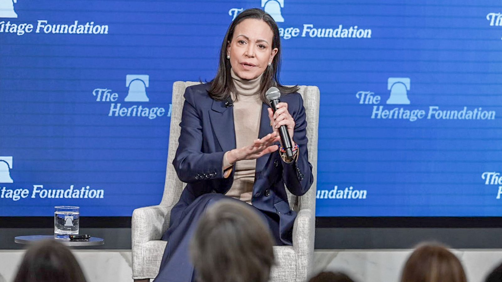 Machado conf�a en una "transici�n ordenada" con el apoyo de Trump y afirma que Delcy Rodr�guez no representa a Venezuela