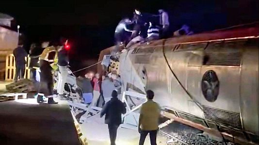 El consejero de Sanidad andaluz no descarta m�s v�ctimas: "Varios vagones cayeron por un talud de 4 metros"