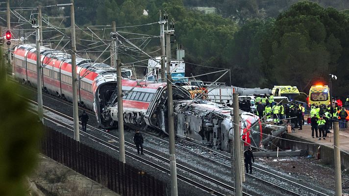 La hora de La 1 - Al menos 39 muertos y más de cien heridos al descarrilar dos trenes de alta velocidad en la localidad cordobesa de Adamuz