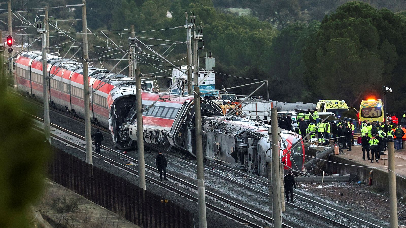 Al menos 39 muertos y más de cien heridos al descarrilar dos trenes de alta velocidad en Adamuz - La hora de La 1 | Ver