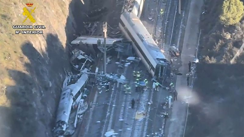 Las imágenes aéreas tras el accidente de tren en Adamuz: hay vagones destrozados - La hora de La 1 | Ver
