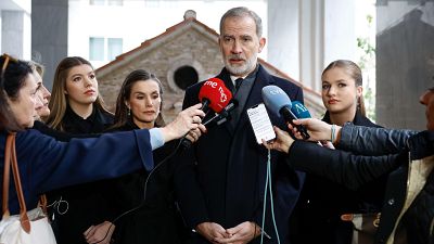 Los reyes adelantan su regreso a Espa�a: "Entiendo la desesperaci�n de las familias"