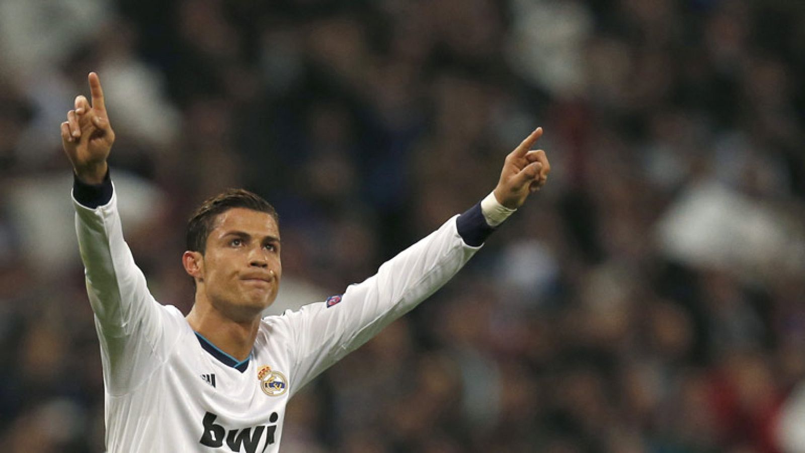 El delantero portugués del Real Madrid Cristiano Ronaldo ha empatado con un soberbio gol de cabeza, tan solo 10 minutos después de que Welbeck marcara para el Manchester United.