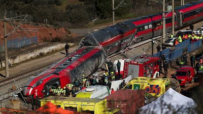 Al menos 39 muertos y m�s de cien heridos al descarrilar dos trenes de alta velocidad en Adamuz - Telediario 1 | Ver