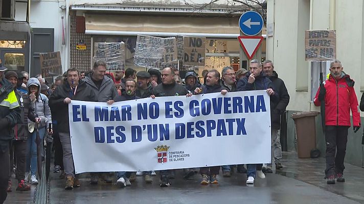 L'Informatiu - La flota pesquera catalana, amarrada en protesta pel nou reglament europeu