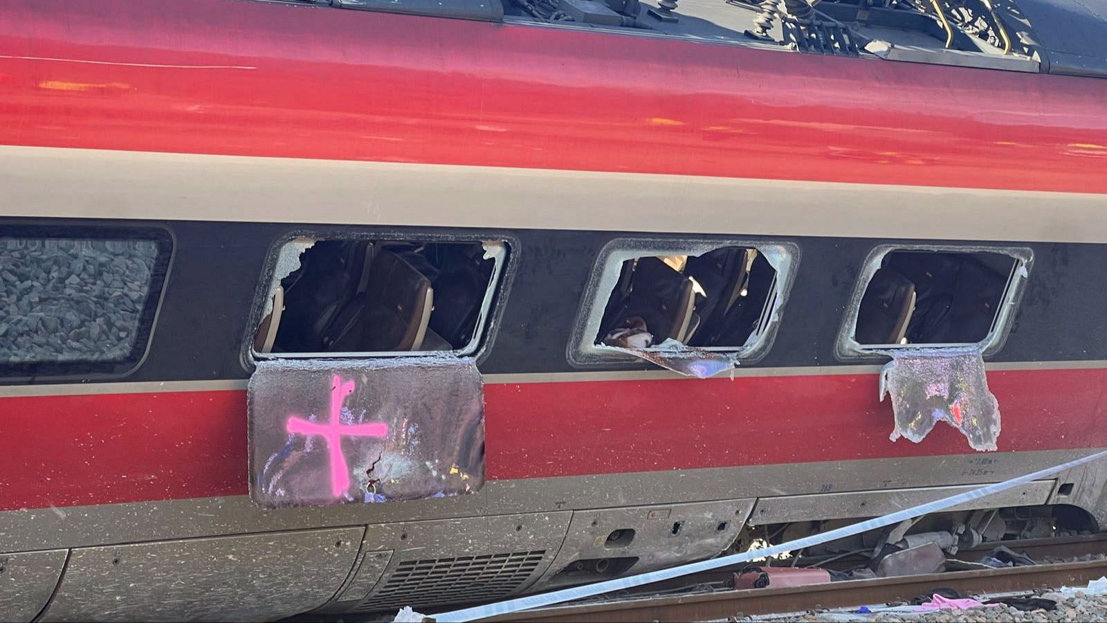 Una familia, dos periodistas y opositores entre los fallecidos en Adamuz - Telediario 1 | Ver