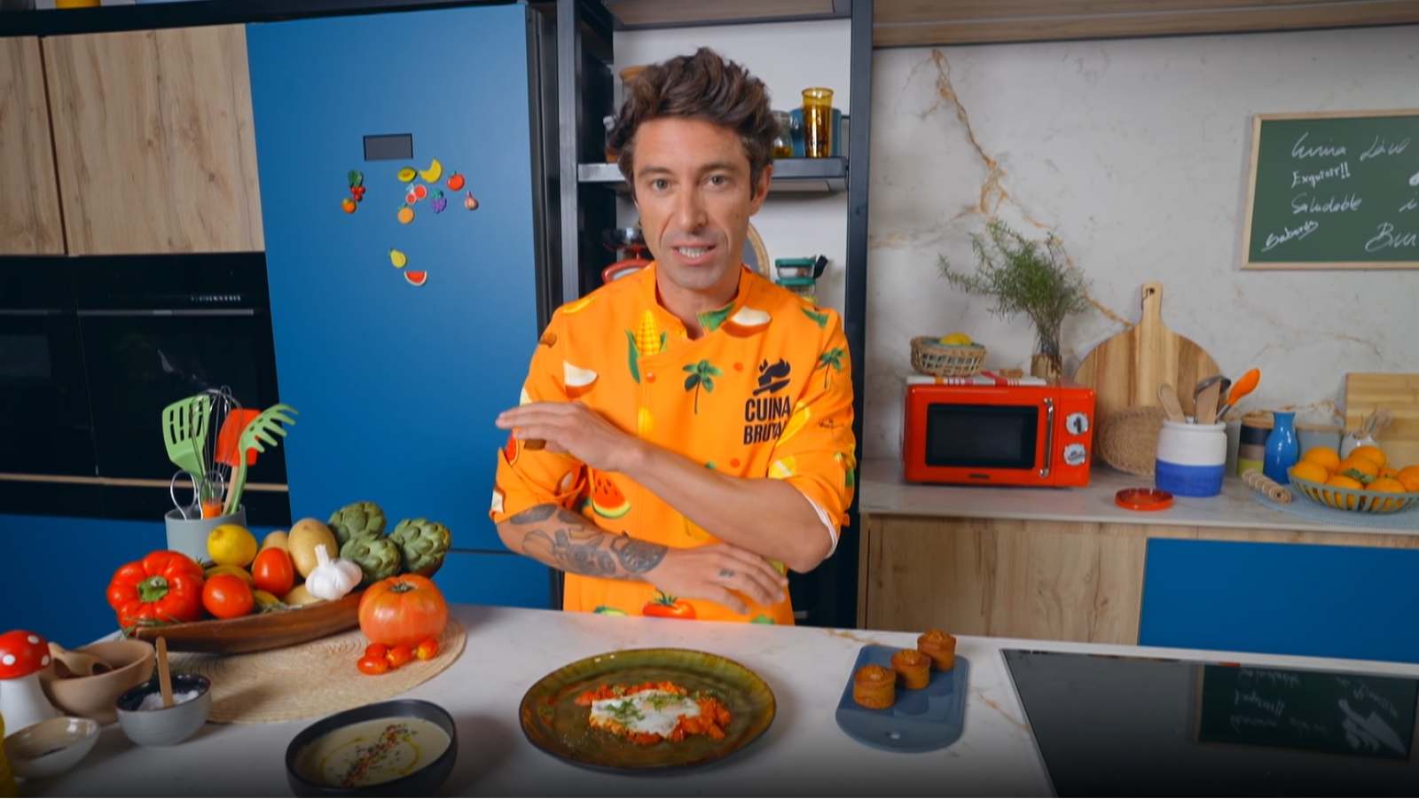 Crema de carxofes, ous amb salsa de pebrot i muffins - Cuina brutal | Veure